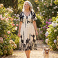 💎 En elegant V-ringning, A-linjeformad passform och eleganta, fladdrande ärmar skapar en tidlös klassisk stil 👗🌿