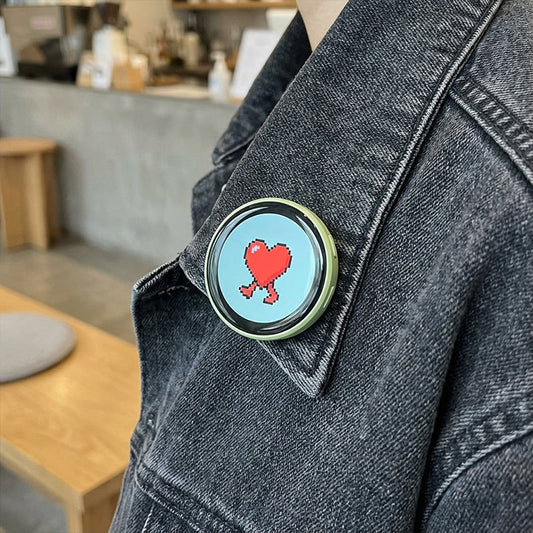 🎉🎨Smal digital display-pin (pekskärm): 1,7-tums IPS-skärm + videouppladdning och ljuseffekter – personlig stil överallt!